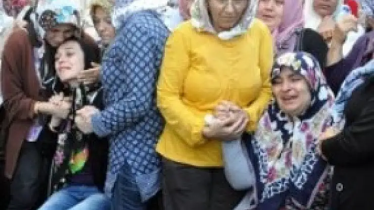 Nişanlısının ardından 'Aşkım benim bırakma' çığlıkları attı.