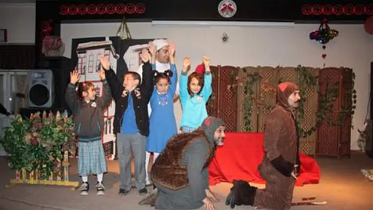 Döşemealtı tiyatro şöleni