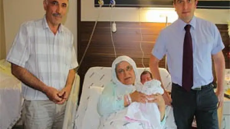 54 YAŞINDA ANNE OLDU