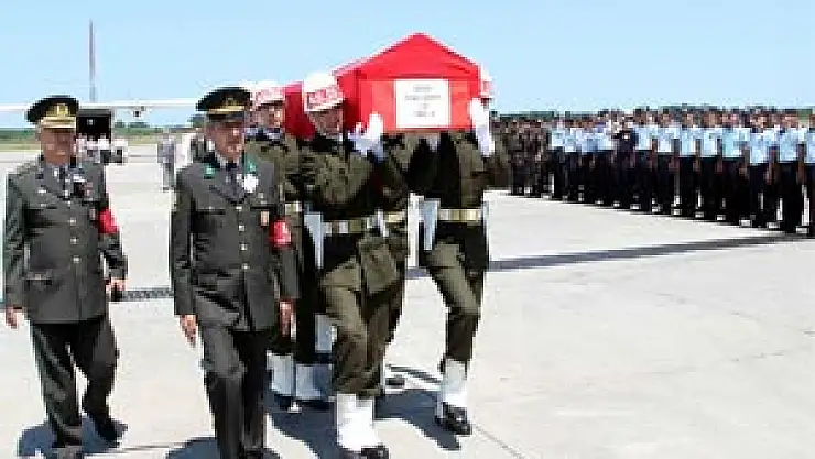  KAZADA ŞEHİT OLAN ASKER TÖRENLE KARŞILANDI