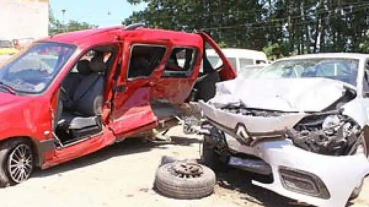  TERME'DE 2 AYRI KAZA: 5 YARALI