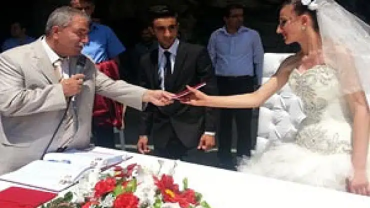 BAŞKAN DEMİRTAŞ'TAN KİMSESİZ ÇİFTE DÜĞÜN