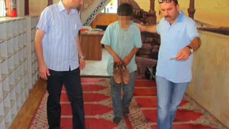  HIRSIZLIK İÇİN CAMİYE GİREN ÇOCUK YAKALANDI