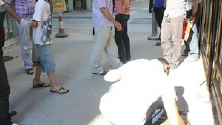 SIKIŞAN YAVRU KEDİ ESNAFI SEFERBER ETTİ