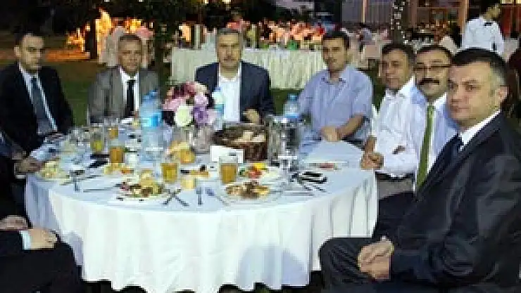 ESNAFLAR, İFTAR YEMEĞİNDE BİR ARAYA GELDİ