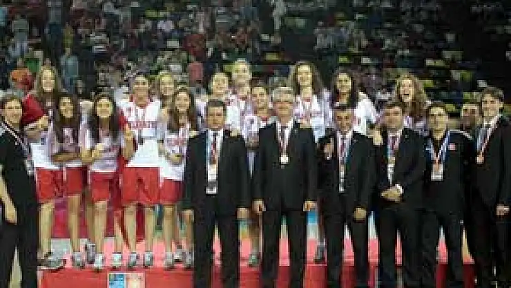  U20 AVRUPA ŞAMPİYONASINDA DERECEYE GİREN TAKIMLARA ÖDÜLLERİ VERİLDİ