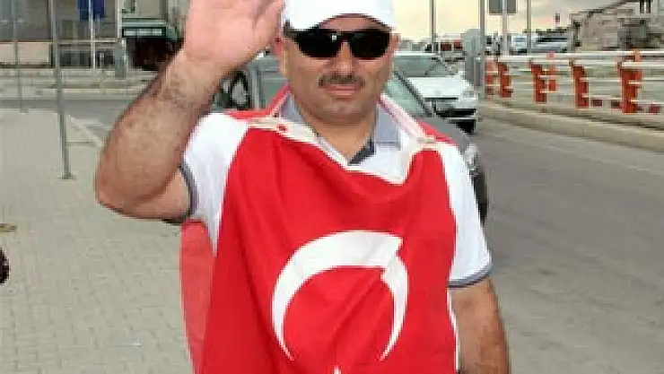 'DEMOKRASİYE SAYGI' İÇİN TEK BAŞINA ANKARA'YA YÜRÜYOR