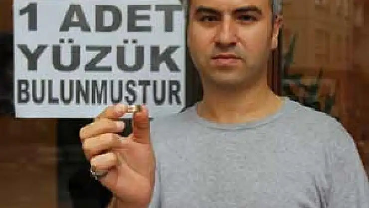 Berber 2  Aydır Bulduğu Altın Yüzüğün Sahibini Arıyor