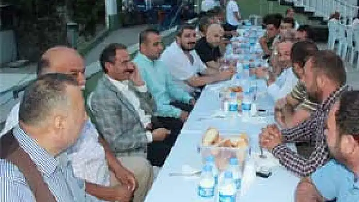 DÜNDAR İFTAR ÇADIRINDA VATANDAŞLARLA YEMEK YEDİ