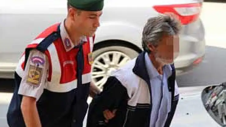 Dedesinin Tarlasına Dişi Hint Keneviri Ekti