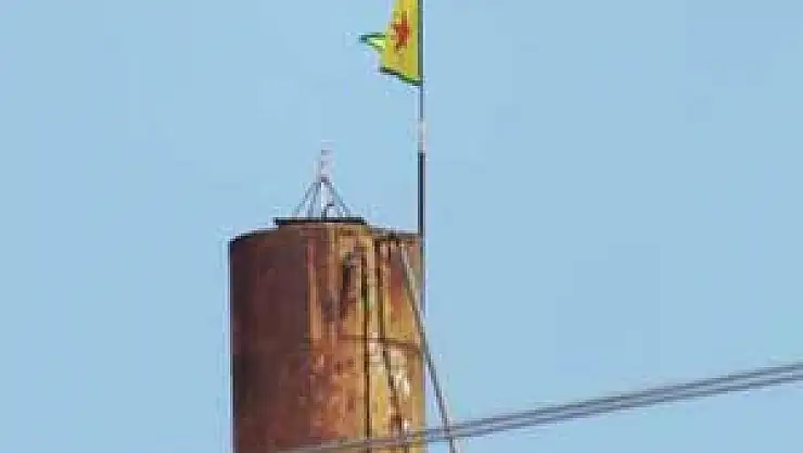 PYD Rasulayn'a sözde bayrağını dikti