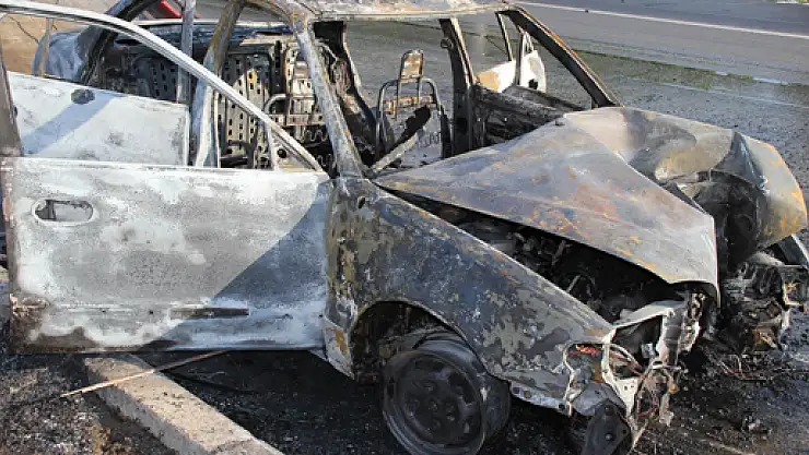 Otomobil Direğe Çarpıp Yandı: 3 Yaralı