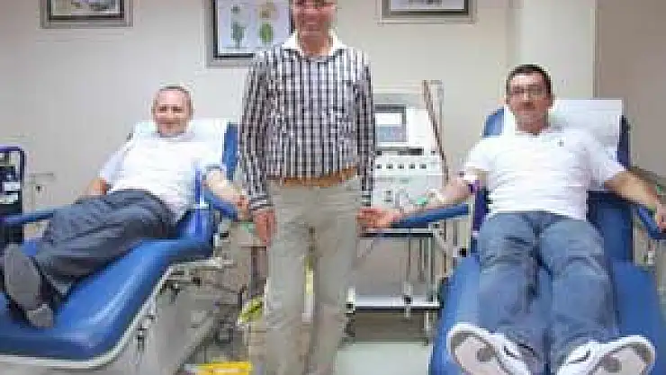  ÖRNEK OLSUN DİYE MÜDÜRLER KAN VERDİ