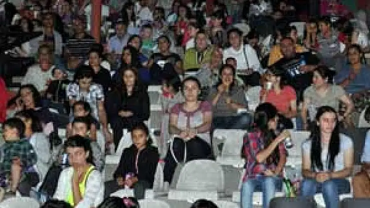 FERHAT GÖÇER AŞKI İFTARI STATTA YAPTIRDI