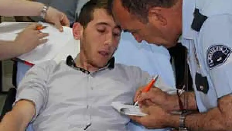 OTOMOBİL MİNİBÜS İLE ÇARPIŞTI: 1 YARALI