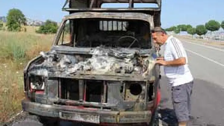 SEYİR HALİNDEKİ KAMYONET YANDI