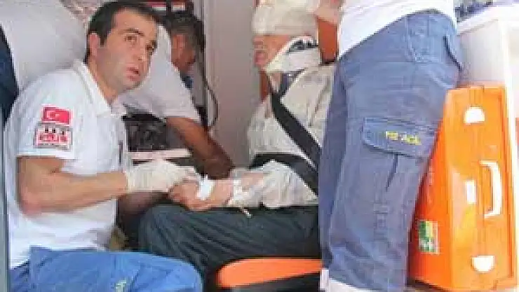  5 DAKİKA ARAYLA 2 KAZA: 2 YARALI