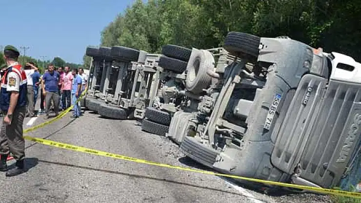  TIR DEVRİLDİ: 1 ÖLÜ