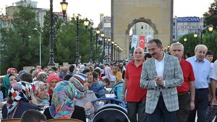  Tarihi Köprü Üzerinde İftar Keyfi