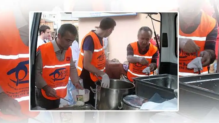 Öztürk'ten bin kişiye sıcak yemek