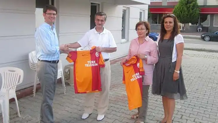 Çağatay Kılıç'tan Lösemili Çocuklara Forma