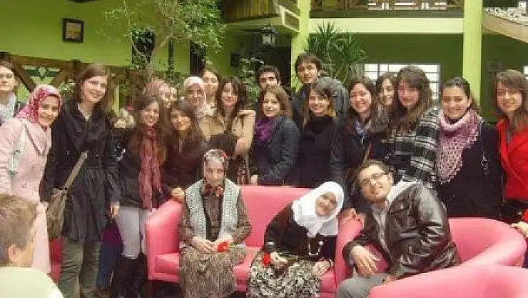 Tıp öğrencileri huzurevini ziyaret etti