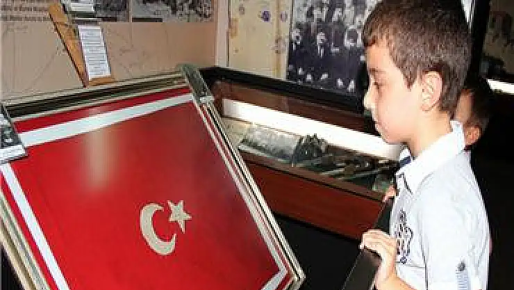 91 yıllık Türk Bayrağı tarih kokuyor