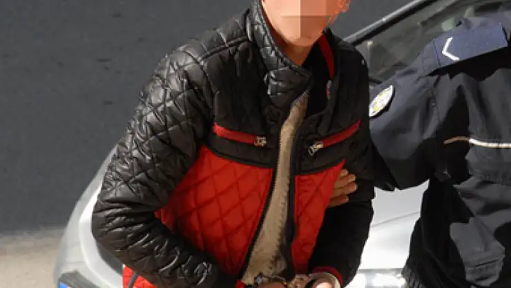 POLİS ARACINA ÇEKİÇ ATAN GENÇ YAKALANDI