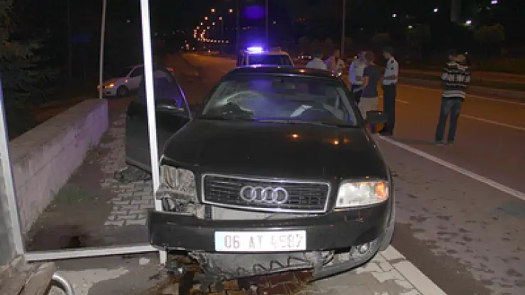  OTOMOBİL OTOBÜS DURAĞINA ÇARPTI: 1 YARALI