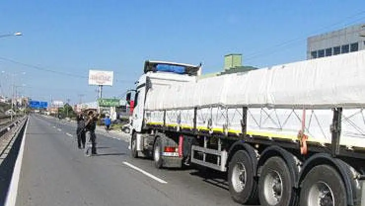 Yüksek gerilim hattı tır'ın üzerine düştü