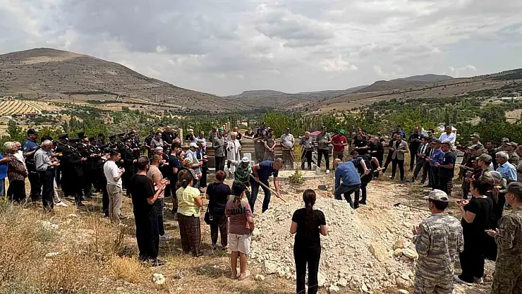 26 yıl sonra aile mezarlığına nakledildi