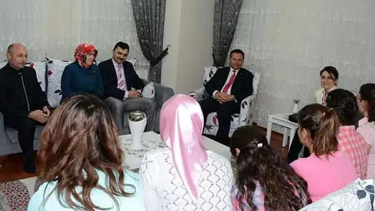 Vali ve eşi, kız çocukların evine konuk oldu