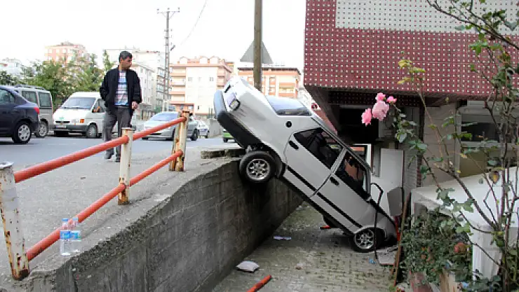 HASTA TAŞIYAN OTOMOBİL, EVİN BAHÇESİNE UÇTU: 3 YARALI