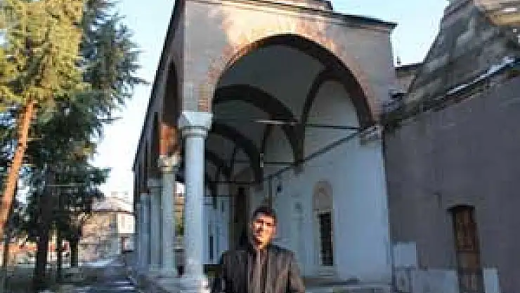 5 Asırlık Caminin Minaresinde Dökülmeler Başladı