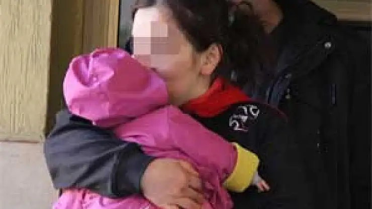 Tutuklanan Kadın Bebeğini Öpüp Ağlayarak Cezaevine Gitti