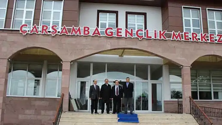 Yıldız ve Dündar 'Gençlik Merkezini' ziyaret ettiler