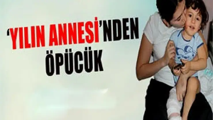 'Yılın annesi'nden öpücük