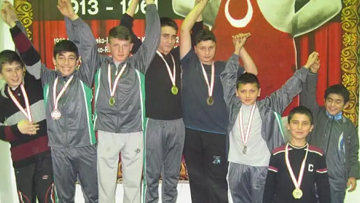 Dumlupınar Güreş'te il ikincisi