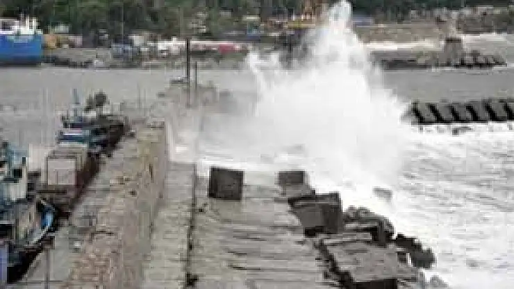 Karadeniz'de Dalgaların Boyu 5 Metreyi Aştı