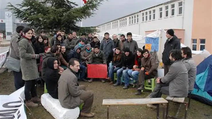 Protestocu üniverstelilere çadırda ileri demokrası dersi