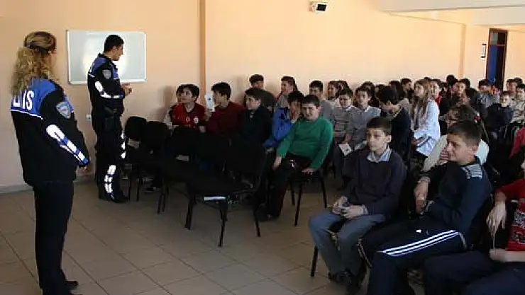 Polisler, 'Güvenli İnternet' Kullanmayı anlattı