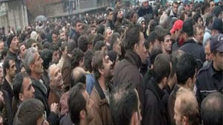 İşsizlik çift haneye yaklaştı