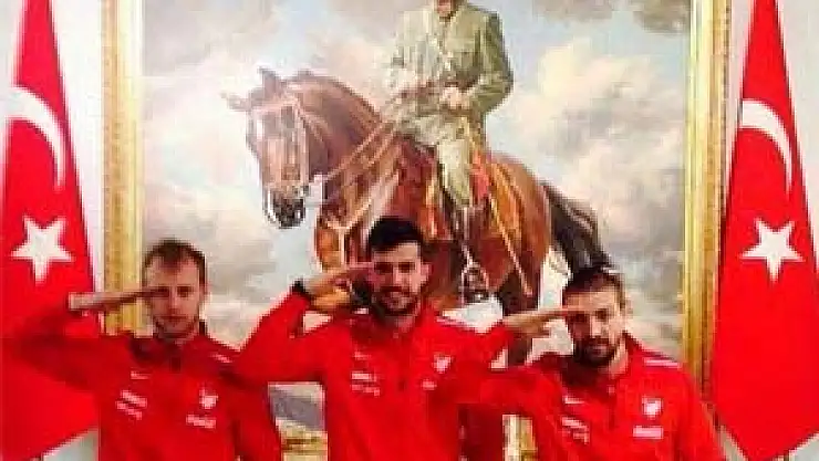 Milli futbolculardan Atatürk'e asker selamı