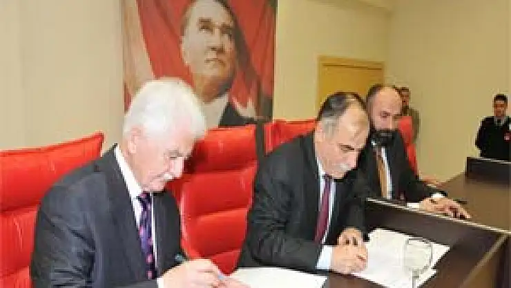 İki Merkez Omü'ye Teslim