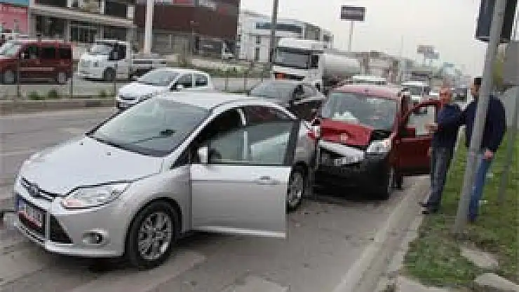 SAMSUN'DA ZİNCİRLEME TRAFİK KAZASI: 2 YARALI