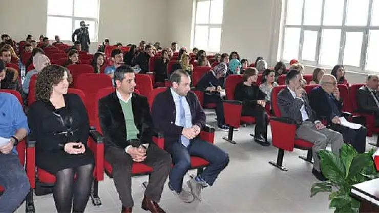 Kayalı'dan 'Türkiye'ye Sanatla Bakma' konferansı