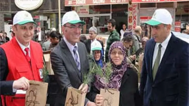 Kızılay, Vatandaşa 500 Fidan Dağıttı 