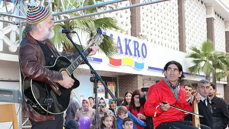Sanatçı Saka, Karadeniz müzikleri ile sevenlerini coşturdu
