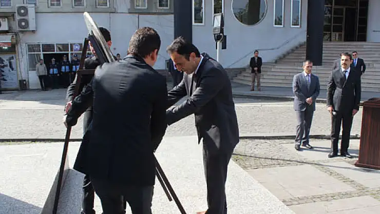 23 Nisan'da Çelenk Sunuldu