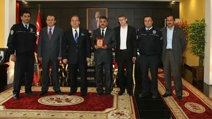 Yılın Şoförüne Kaymakam'dan Plaket
